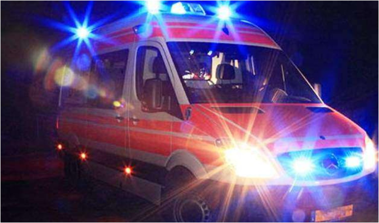 Genova, con l'auto colpisce un palo della luce: tagliato dai pompieri