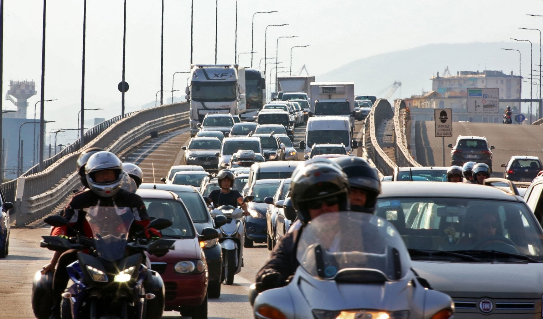 Genova, camion si ribalta in via Melen: traffico sulla Guido Rossa
