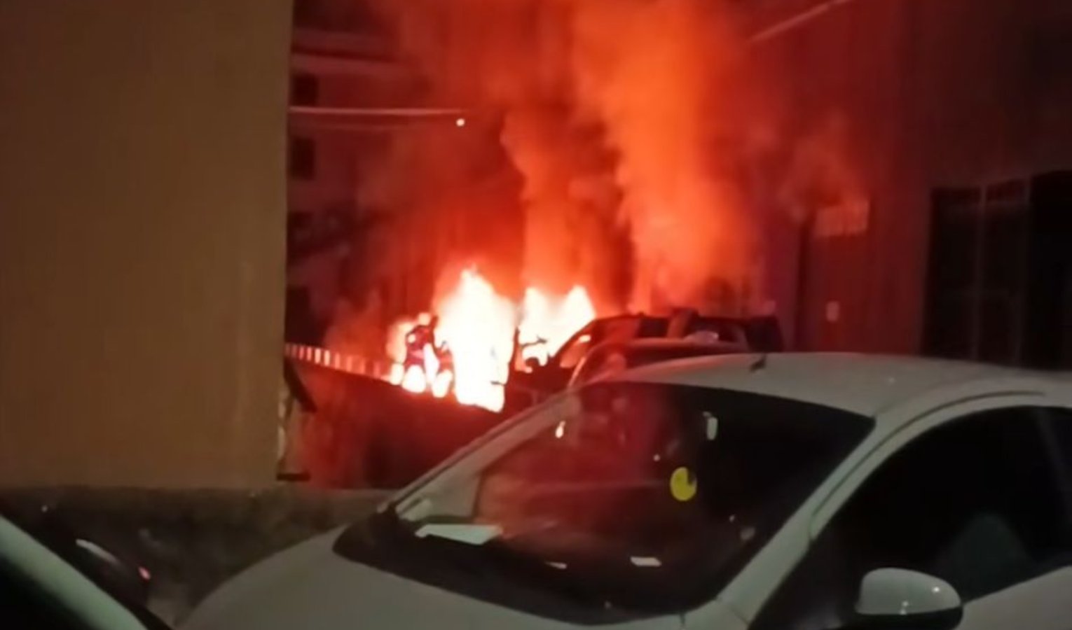 Genova, auto in fiamme nella notte: veicoli distrutti e palazzina senza luce