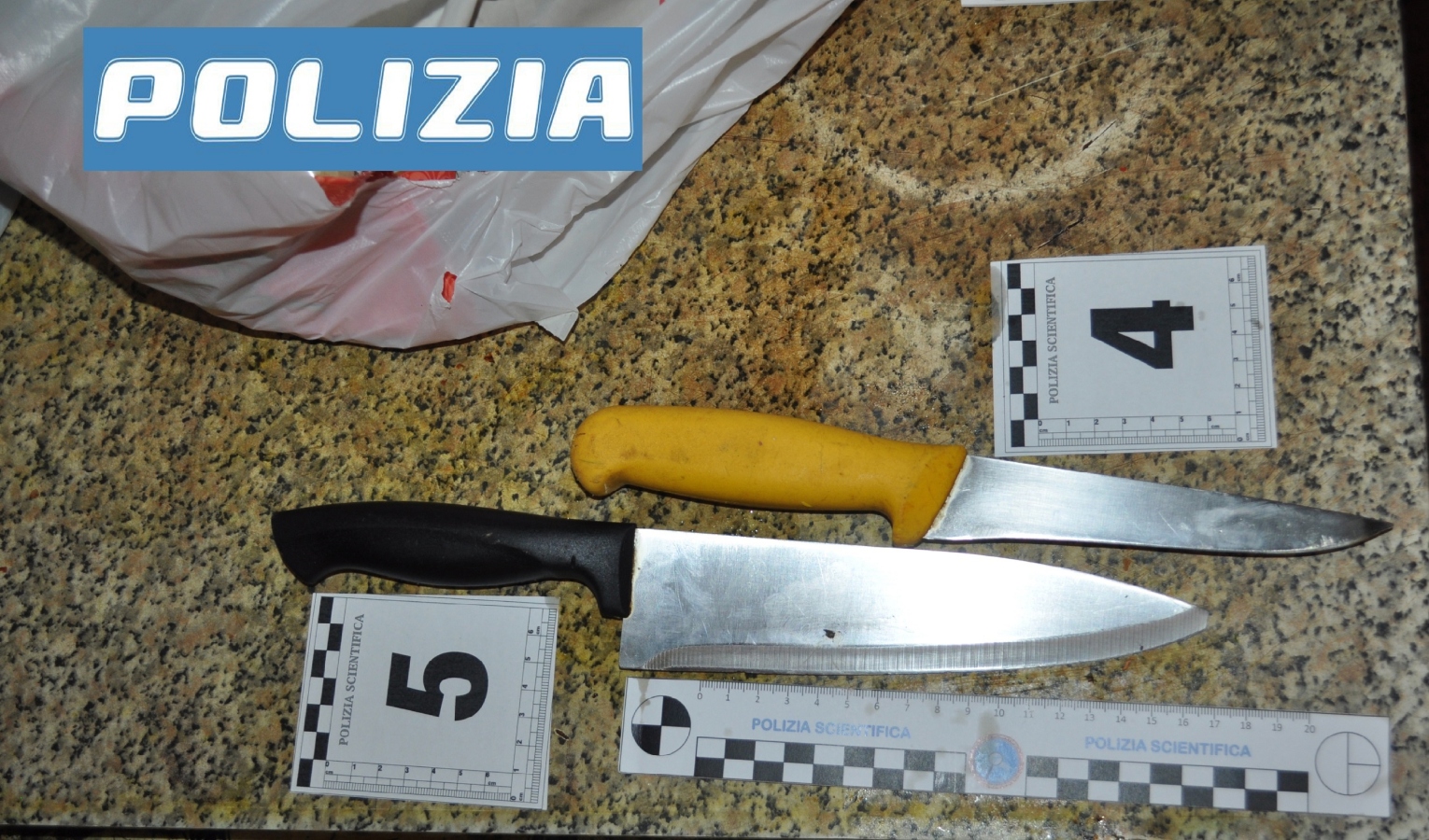 Savona, polizia irrompe in una casa: uomo ferito da colpo pistola
