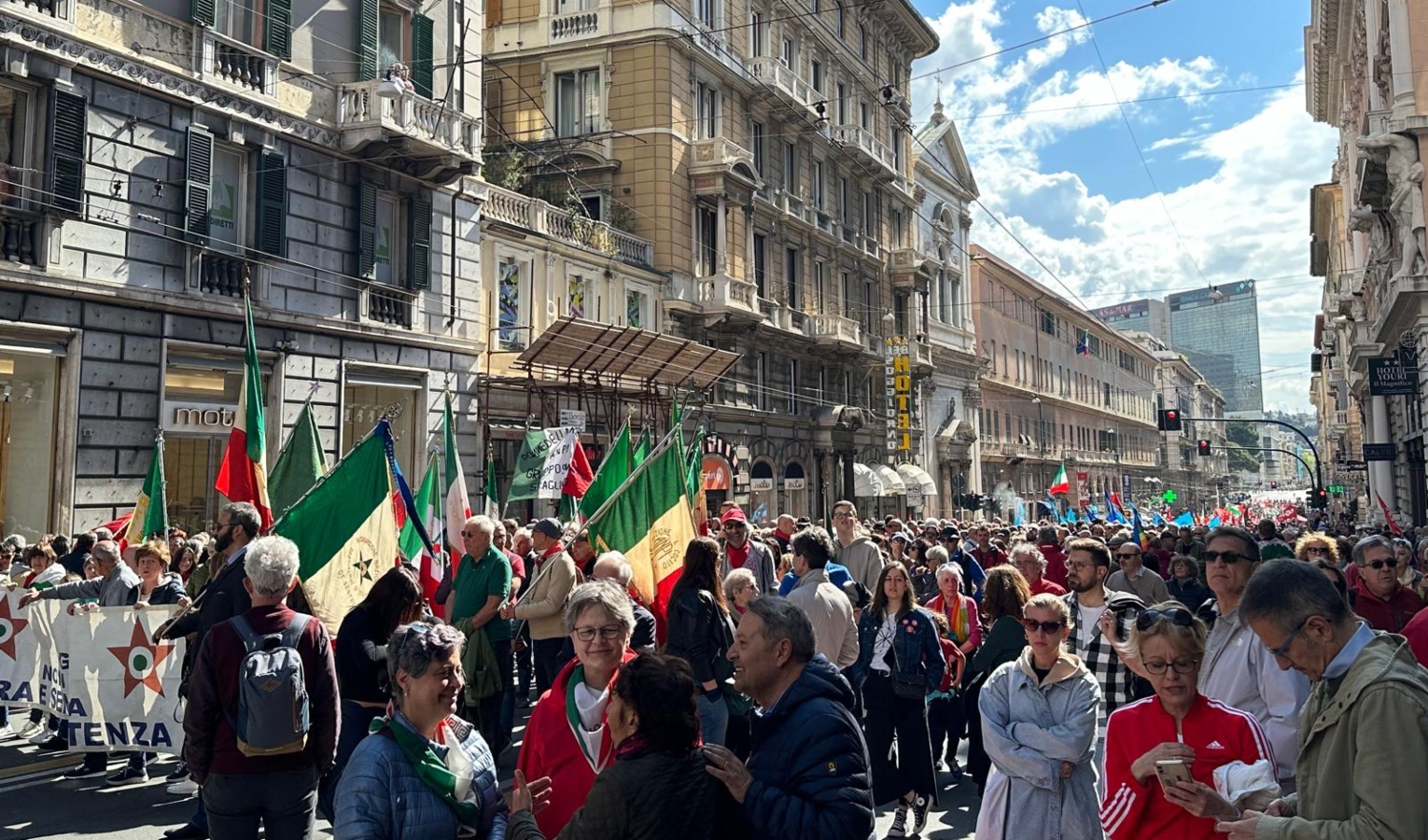 Genova in piazza nel giorno della Liberazione