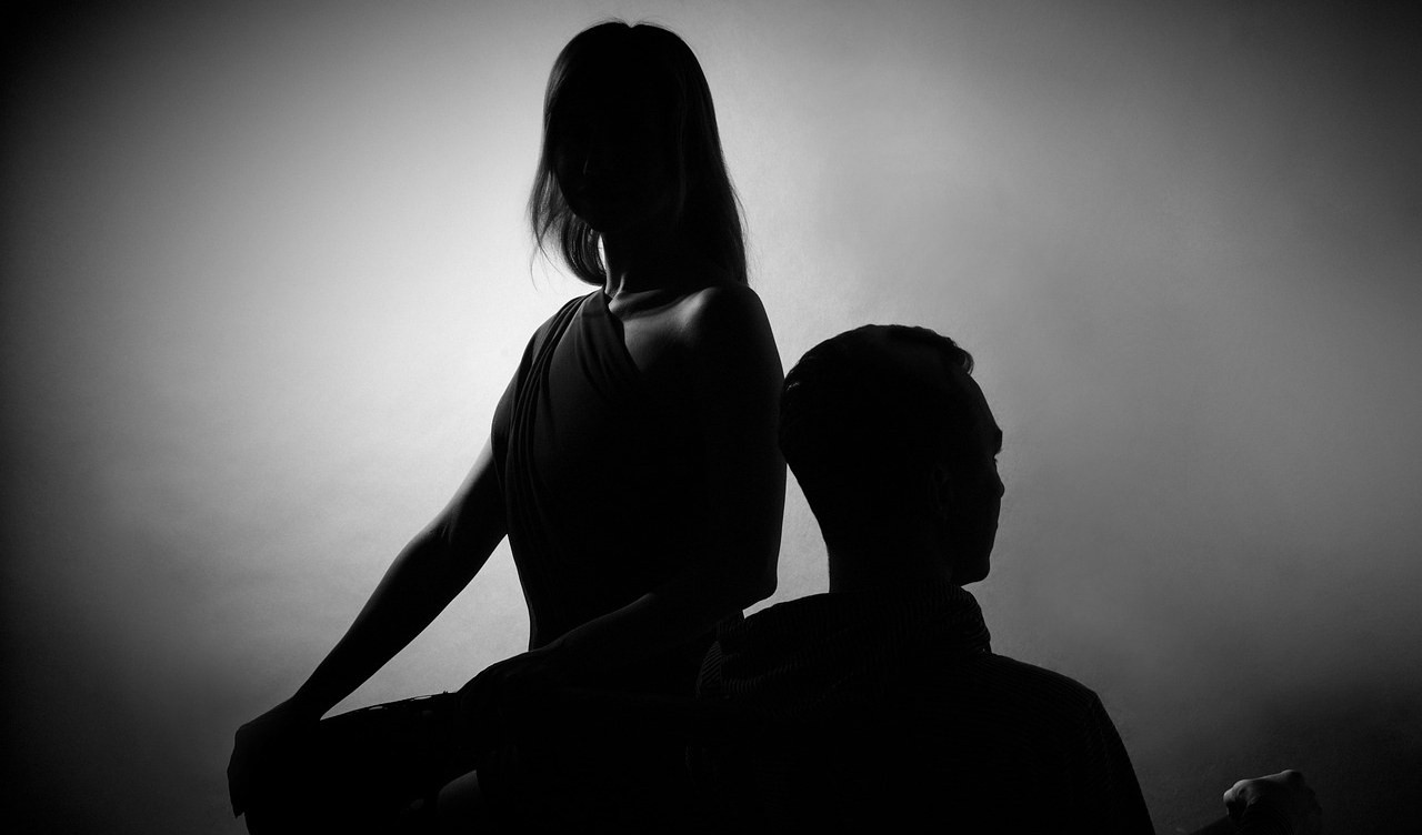 Uomo e donna che non si guardano Un uomo e una donna nell'ombra si ignorano