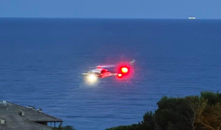 L'elicottero Nemo della Guardia Costiera sorvola la costa tra Bogliasco e Pieve Ligure - Foto da gruppo Facebook Vivere a Bogliasco