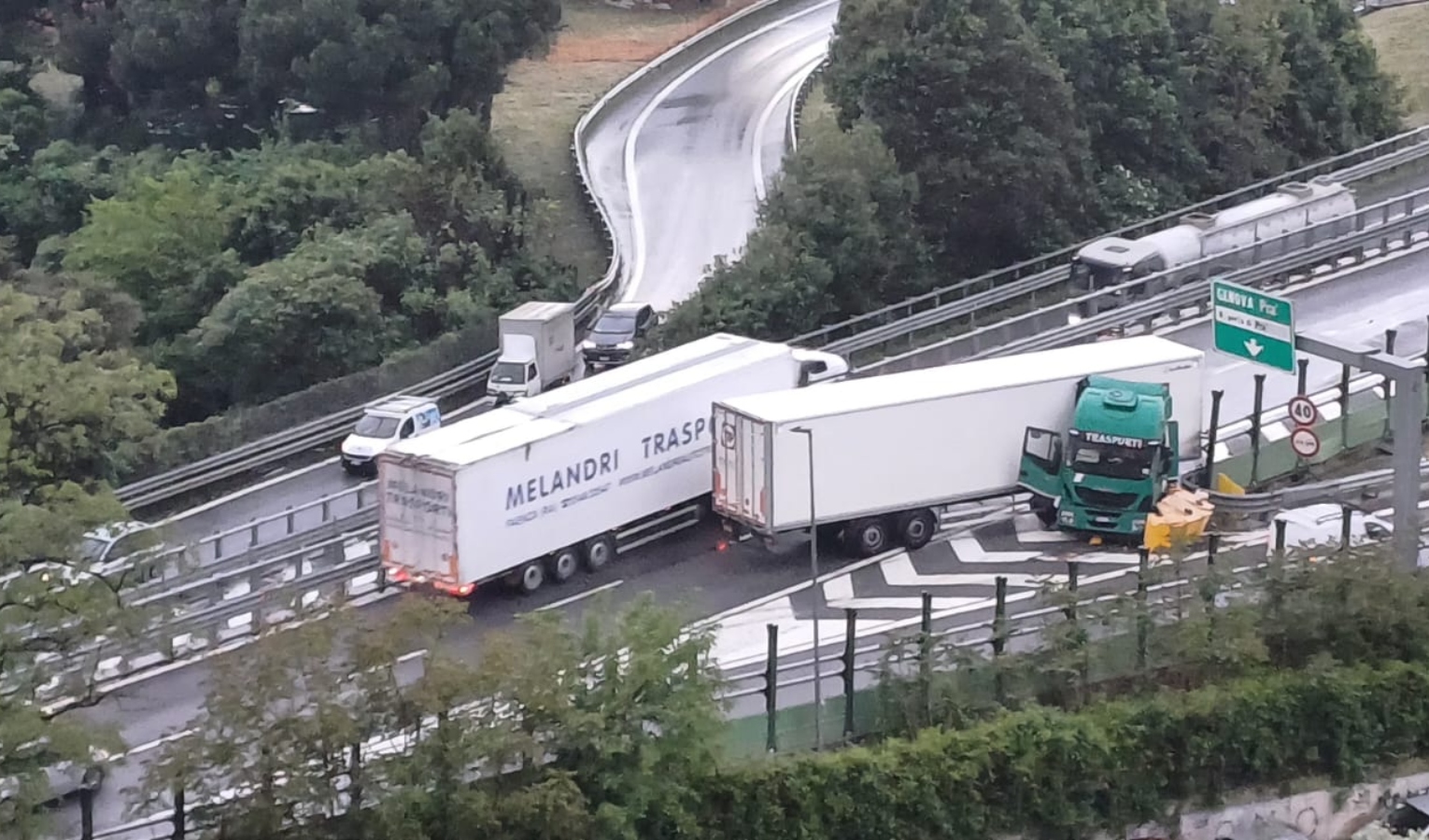 A10, camion contro guardrail: Ponente bloccato per ore