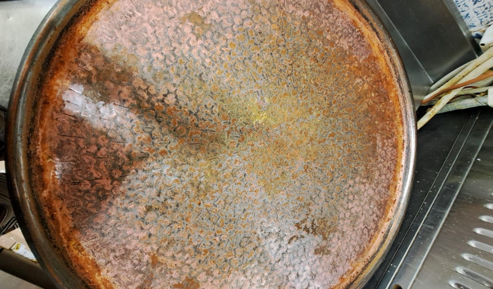 La teglia in rame in cui veniva cotta la farinata nella gastronomia genovese