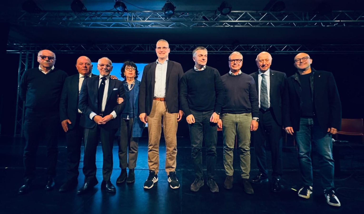 Pietro Piciocchi al teatro Stradanuova con gli esponenti del centrodestra Uomini e donne in piedi su un palco teatrale