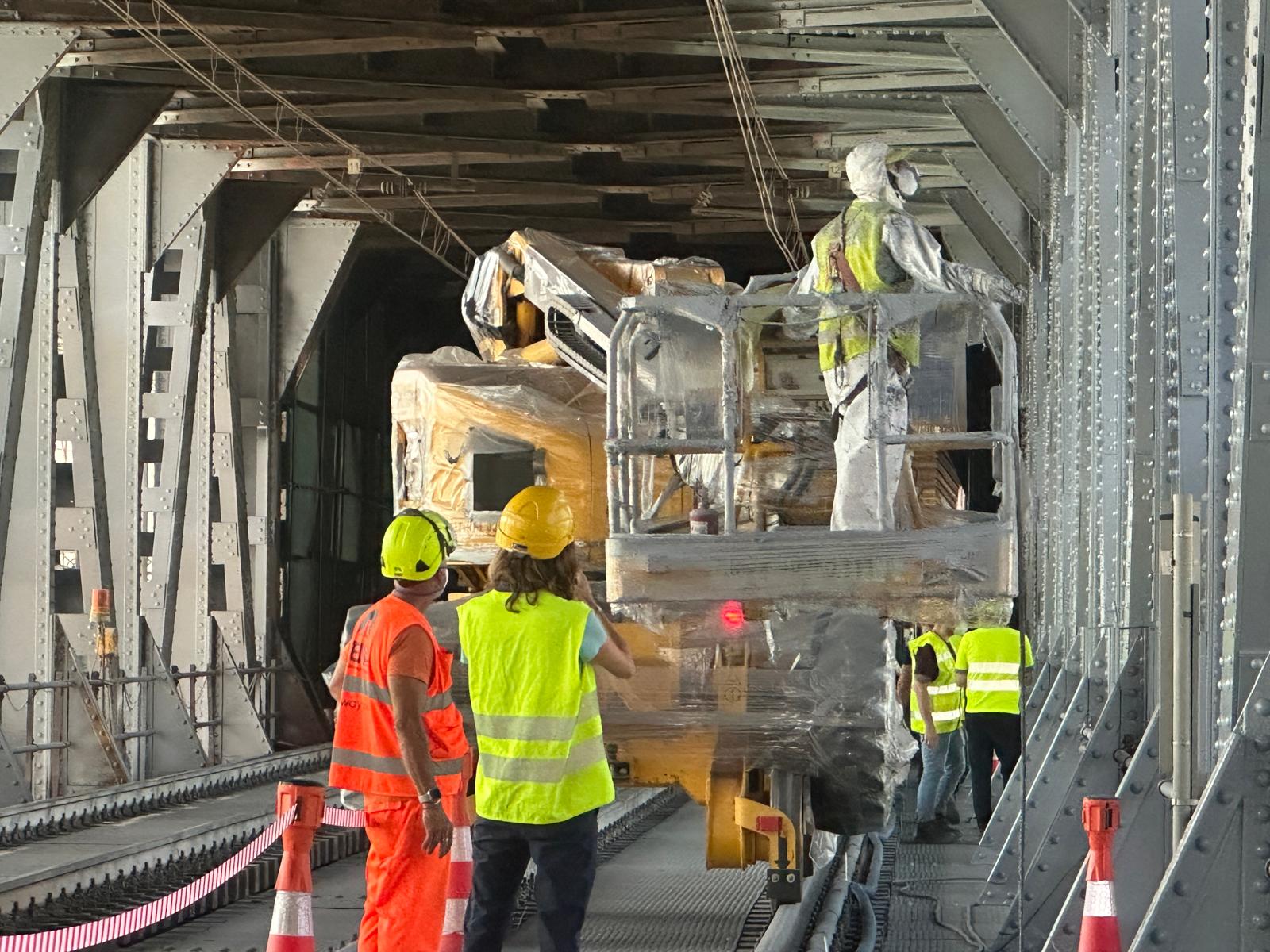 Il cantiere sul ponte sul Po a Pavia Uomini con pettorine in un cantiere