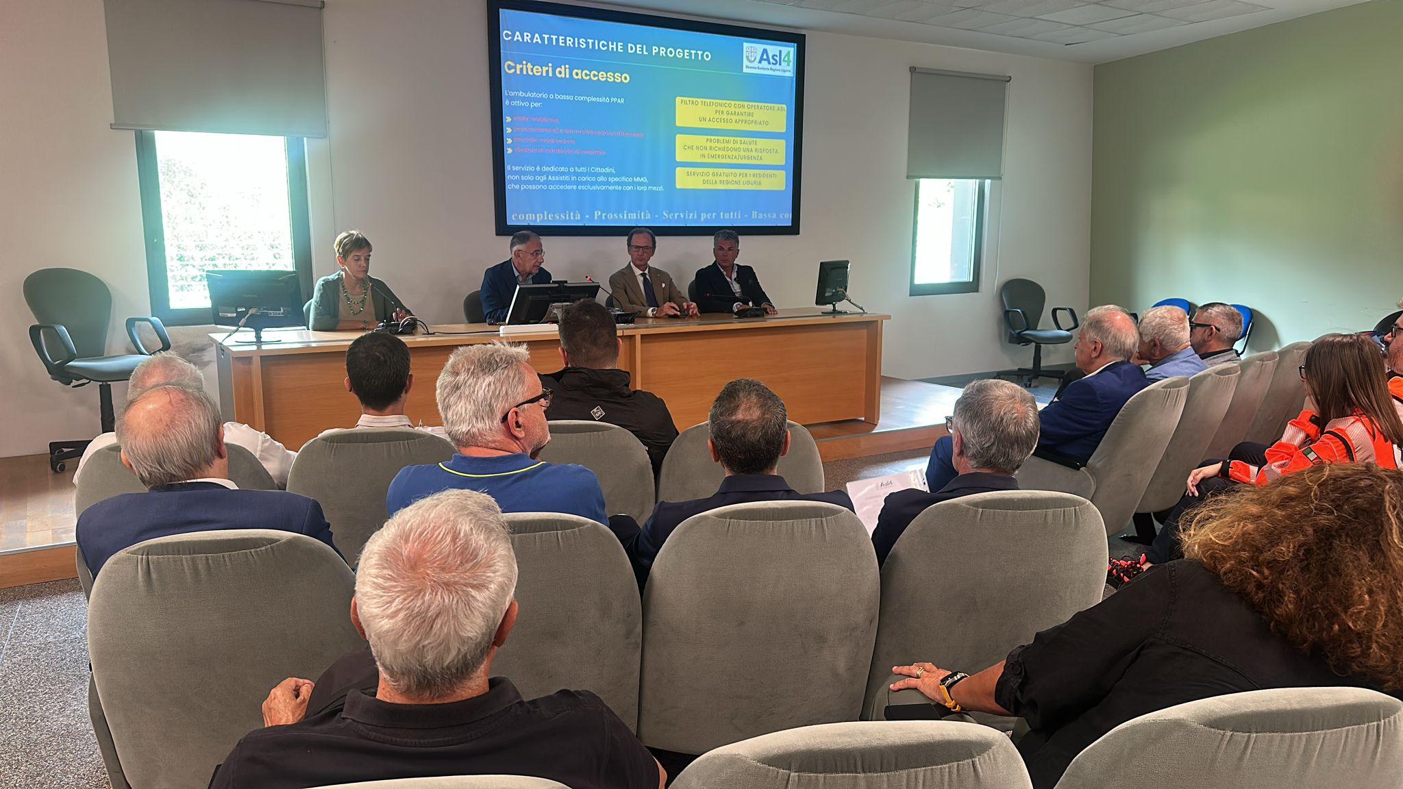 La presentazione del punto di primo accesso all'ospedale di Rapallo Persone sedute in una sala
