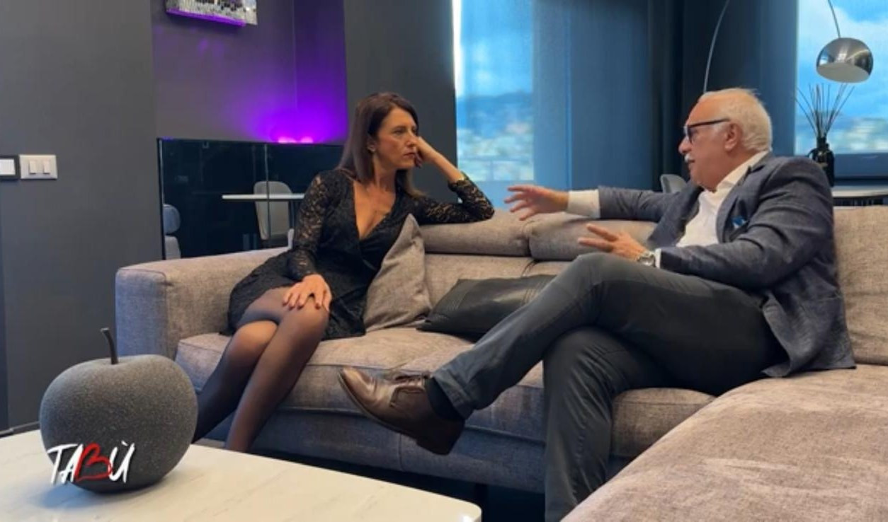 L'andrologo De Rose protagonista della puntata di Tabù insieme a Sara Padovano, sessuologa Una donna e un uomo seduti su un divano