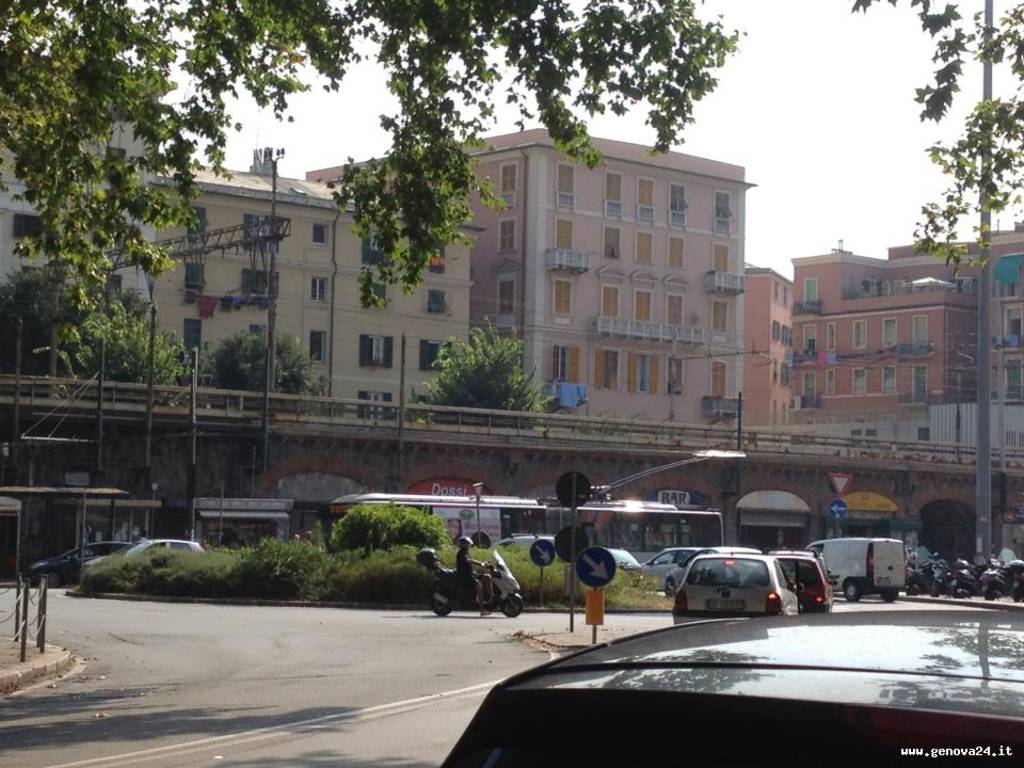Violenza a Genova, straniero accoltellato al torace e rapinato di 400 euro