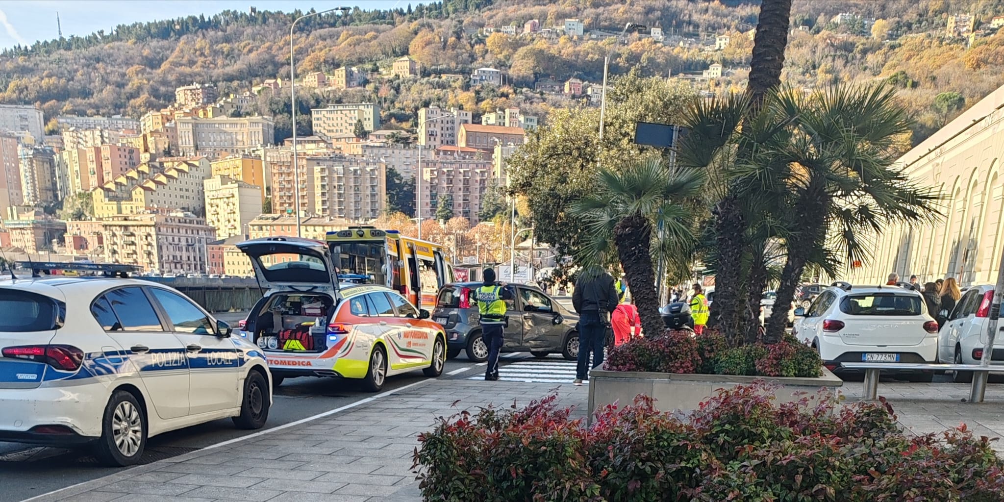 Incidente davanti a Staglieno, auto contro scooter: un ferito