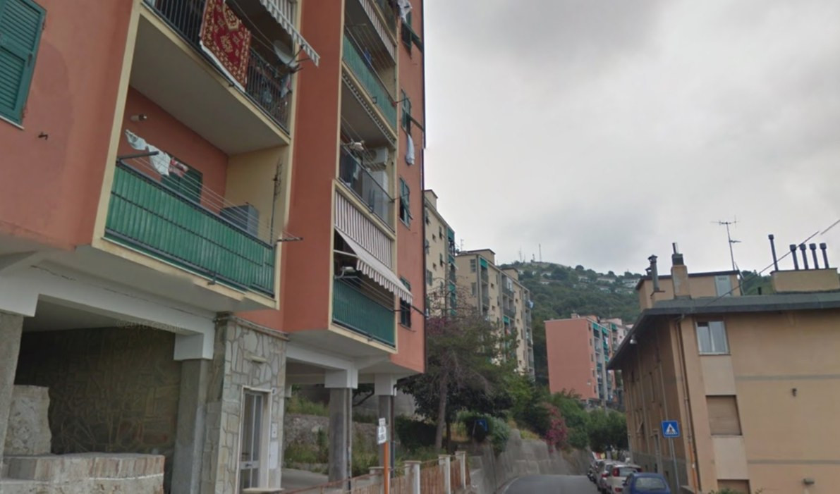 Genova, quarantenne sfigura il rivale a colpi di accetta: arrestato