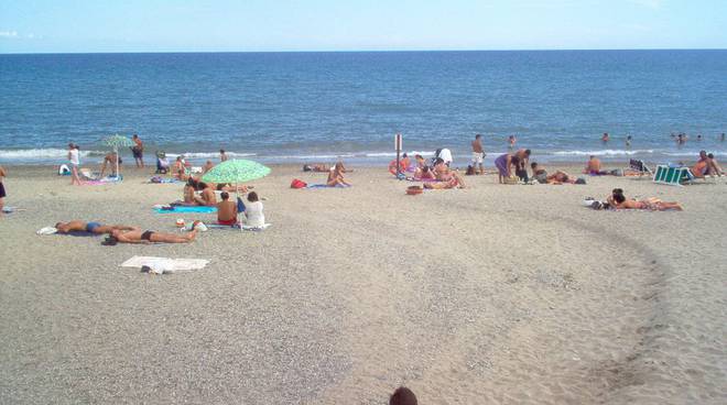 Assalto alle spiagge di giorno e violenza di notte: stretta sulla sicurezza nel Savonese