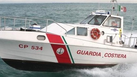 Barca affonda, sette ragazzi salvati dalla guardia costiera 