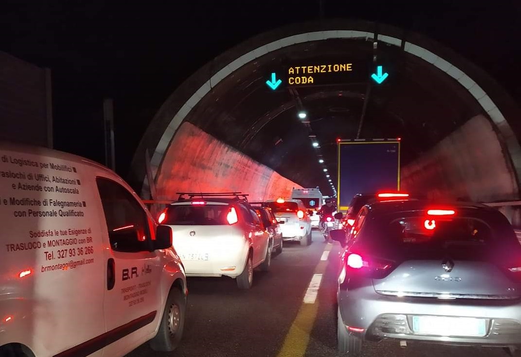 Code in A26 e A7 e treni bloccati a Rossiglione Auto in coda