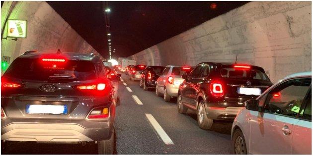 A12, camion buca pneumatico in area di cantiere: maxi coda tra Lavagna e Sestri