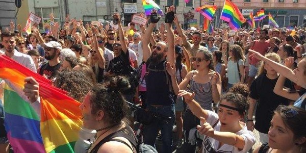 Il Comune cerca un consulente per i diritti Lgbtqia+, compenso da 156mila euro. Polemiche