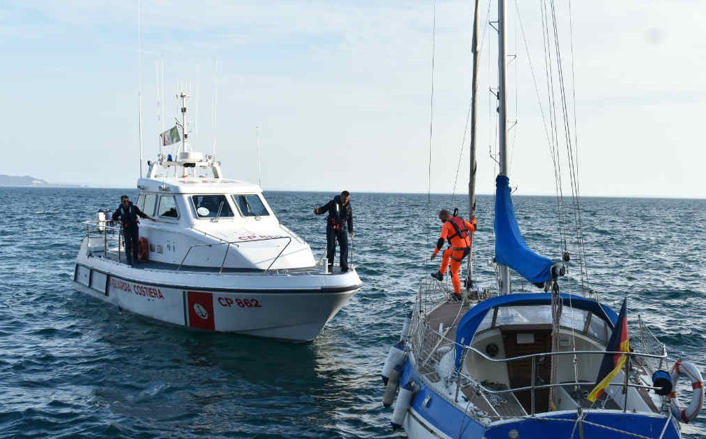 Barca a vela in difficoltà, salvati due diportisti tedeschi