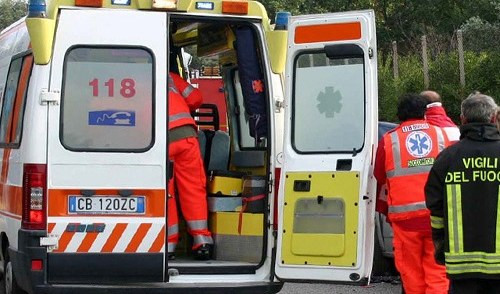 Incidente tra auto e moto a Genova, grave 25enne