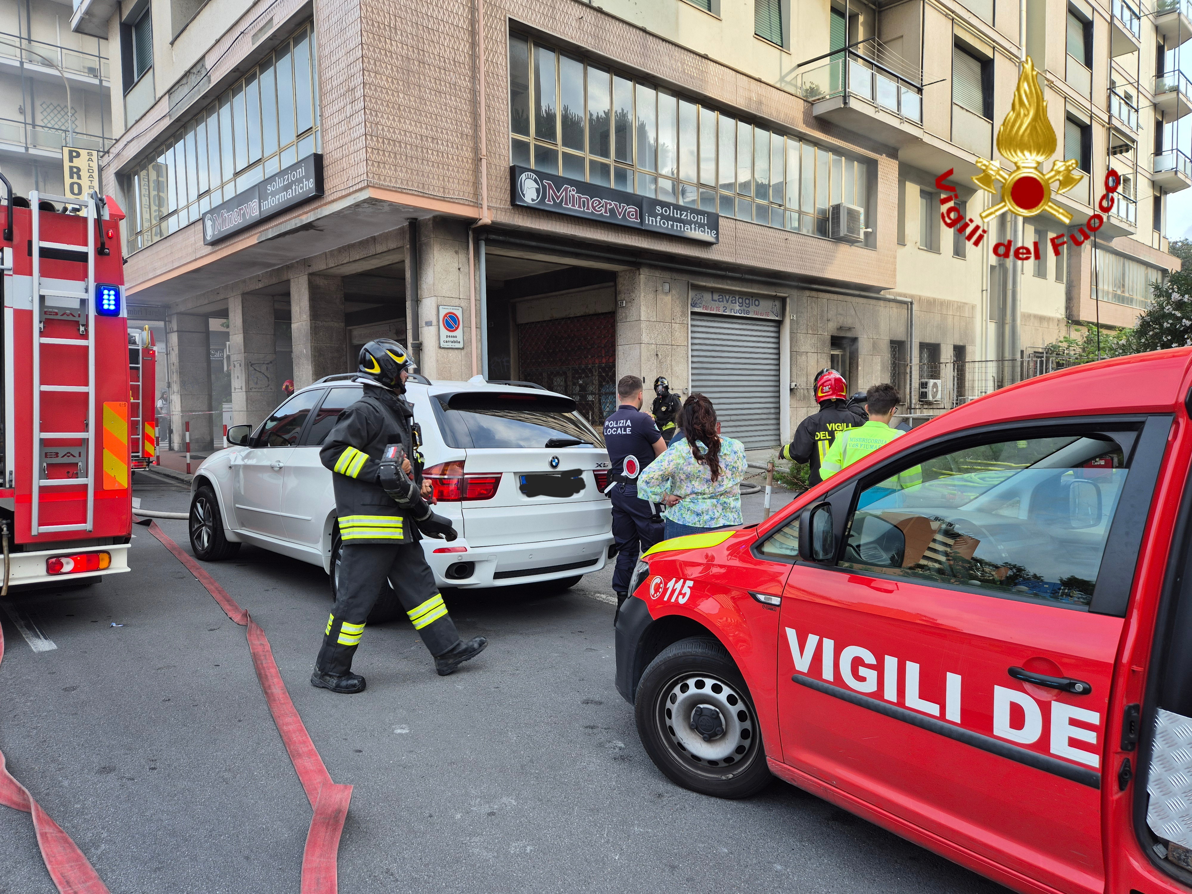 Fumo da un negozio a Sampierdarena: era del materiale che bruciava nelle cantine