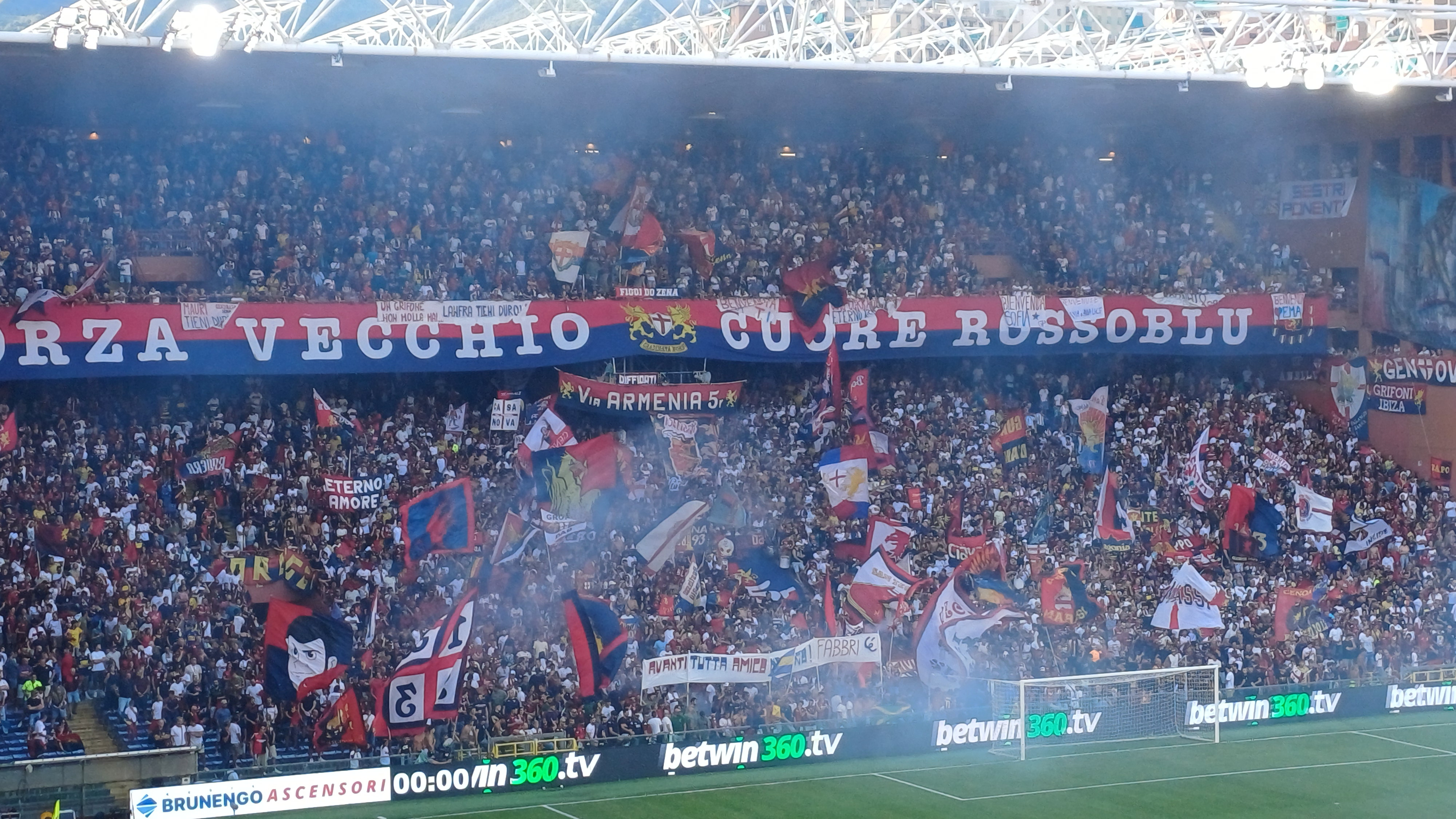 La gradinata nord del Genoa prima della partita con il Lecce