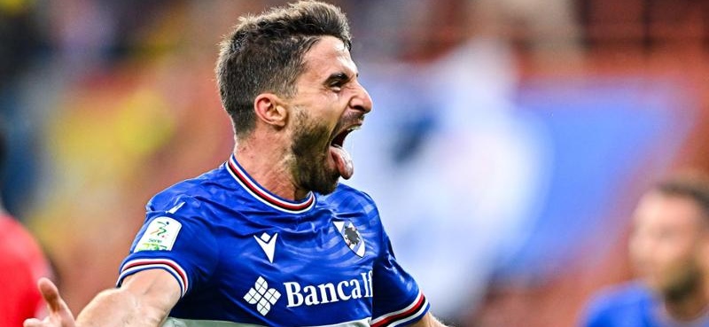 Un calciatore della Sampdoria esulta mostrando la lingua
