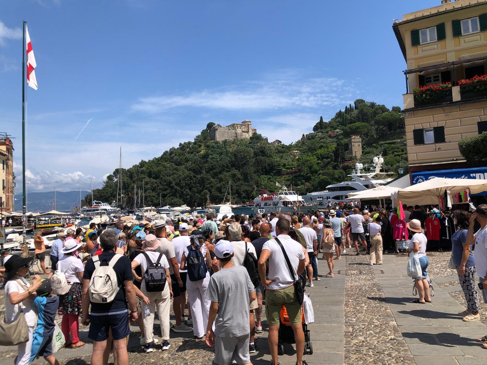 Overtourism a Portofino, il (raro) residente: “Meglio ridistribuire le crociere” 