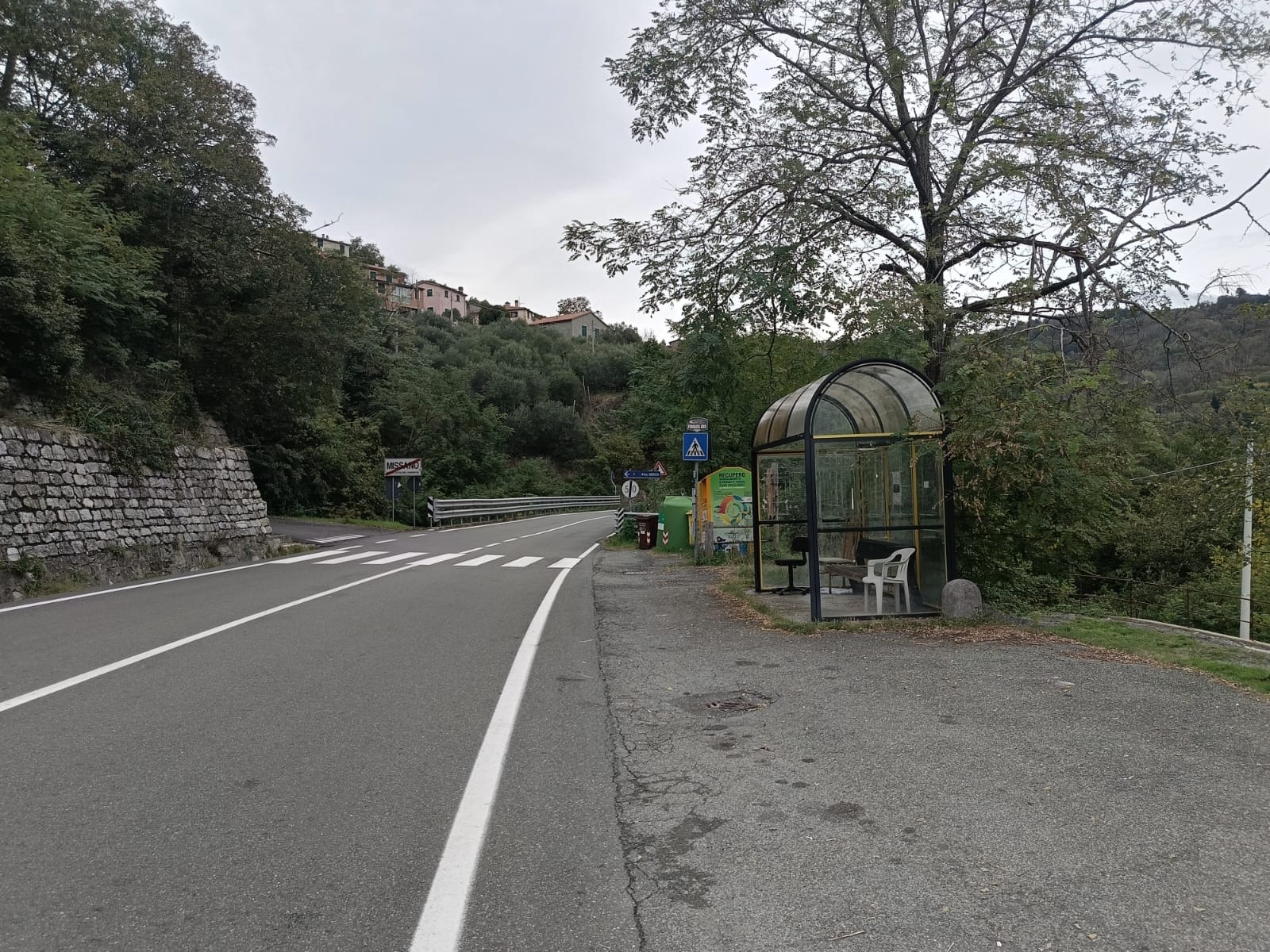 La fermata del bus in località Mereta dove 13 ragazzi sono rimasti a piedi perché è saltata la corsa del bus che li avrebbe dovuti portare a scuola Una fermata del bus in campagna