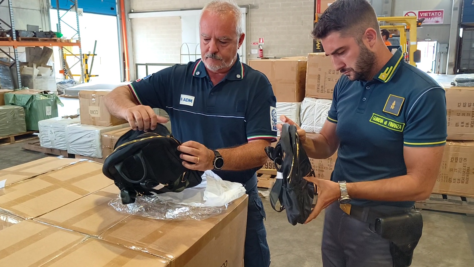 Quasi 30mila borse di marca false nei container in porto, maxi sequestri e sei denunce 