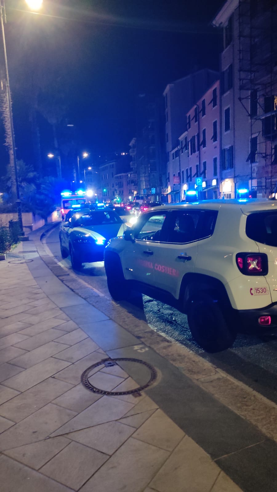 Fa il bagno e non ritorna a riva: ricerche in mare con elicottero a Pegli