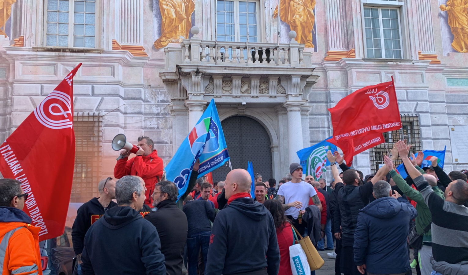 Sciopero portuali a Genova, dopo corteo lavoratori a Palazzo San Giorgio