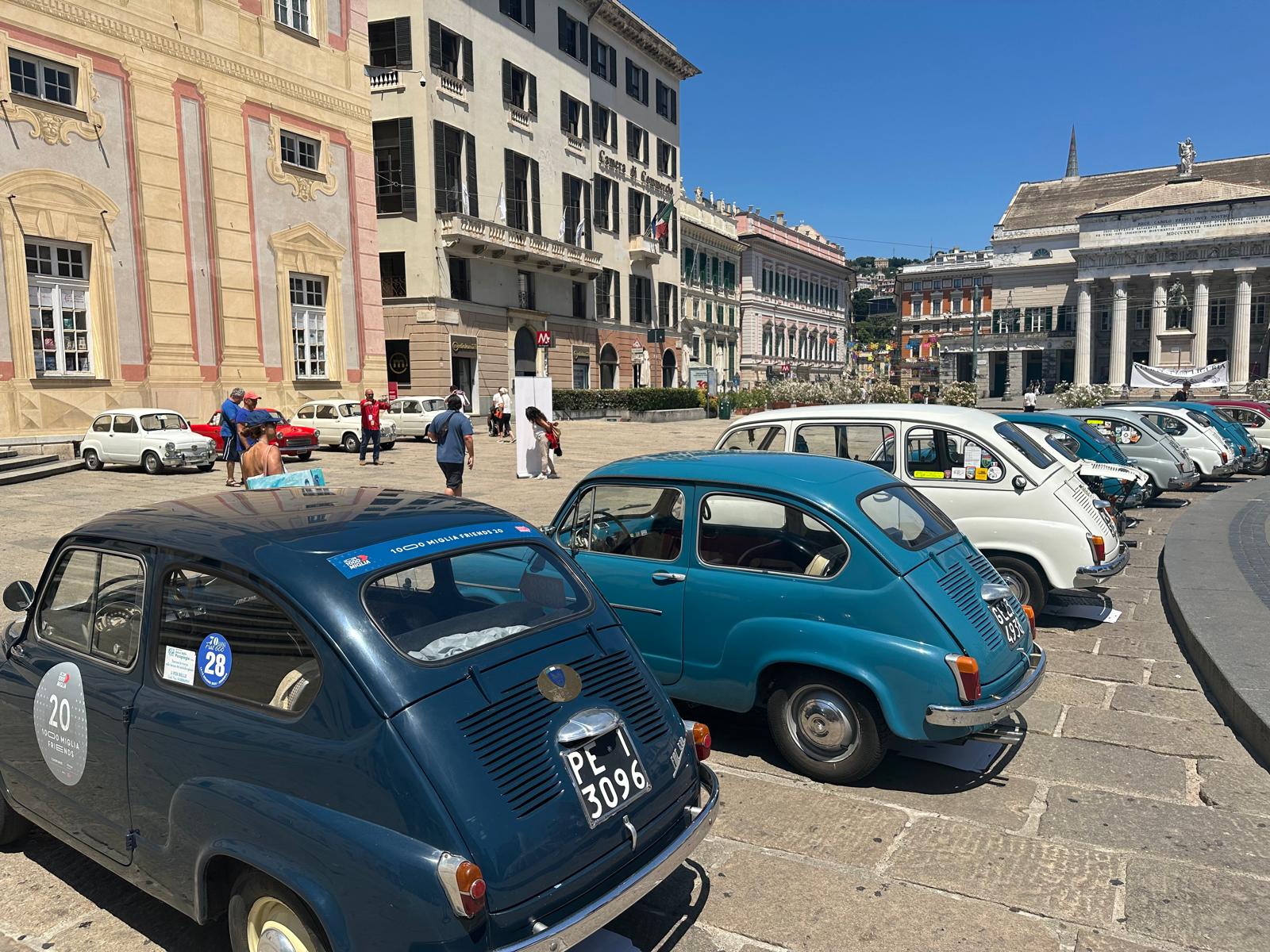 Storia, fascino e passione: le Fiat 600 in mostra in piazza De Ferrari