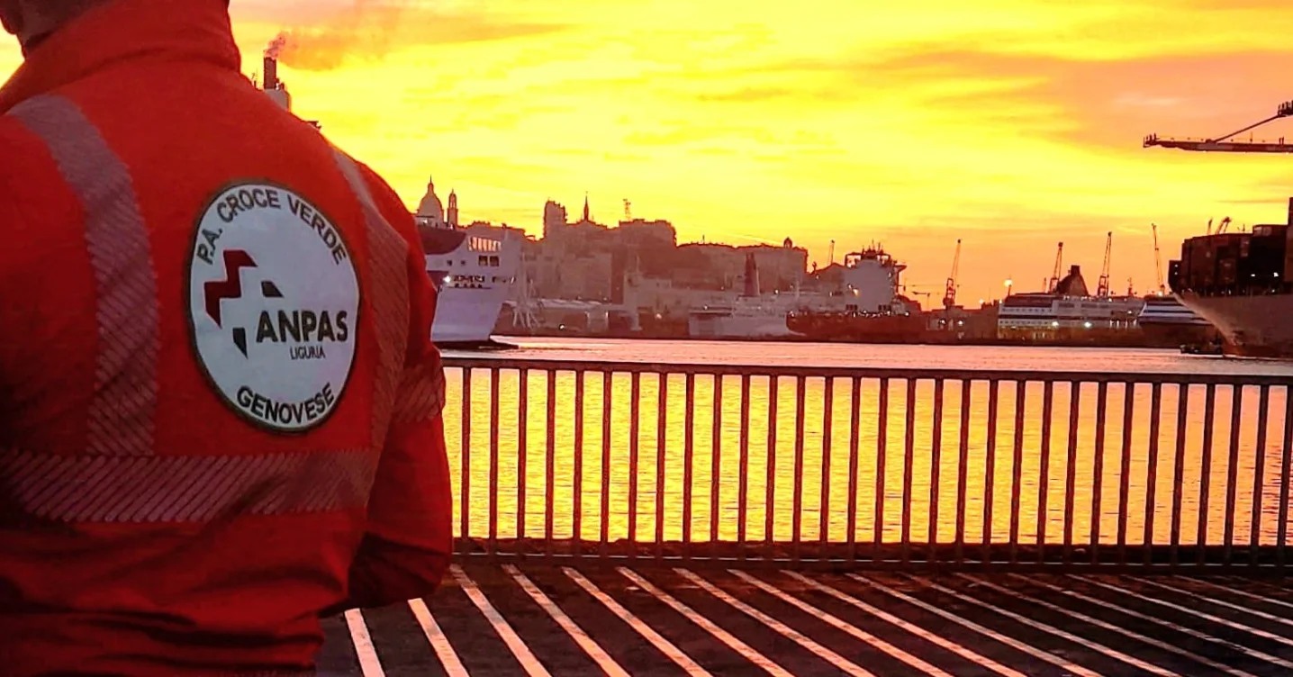Un milite di schiena al tramonto