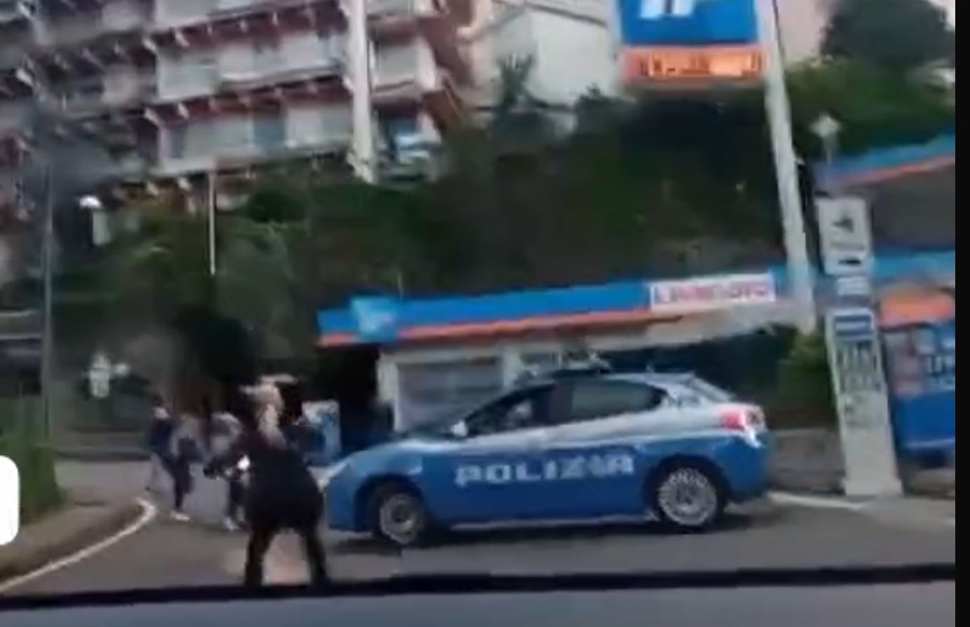 Per fermare uno spacciatore in moto i poliziotti lo fanno cadere a terra