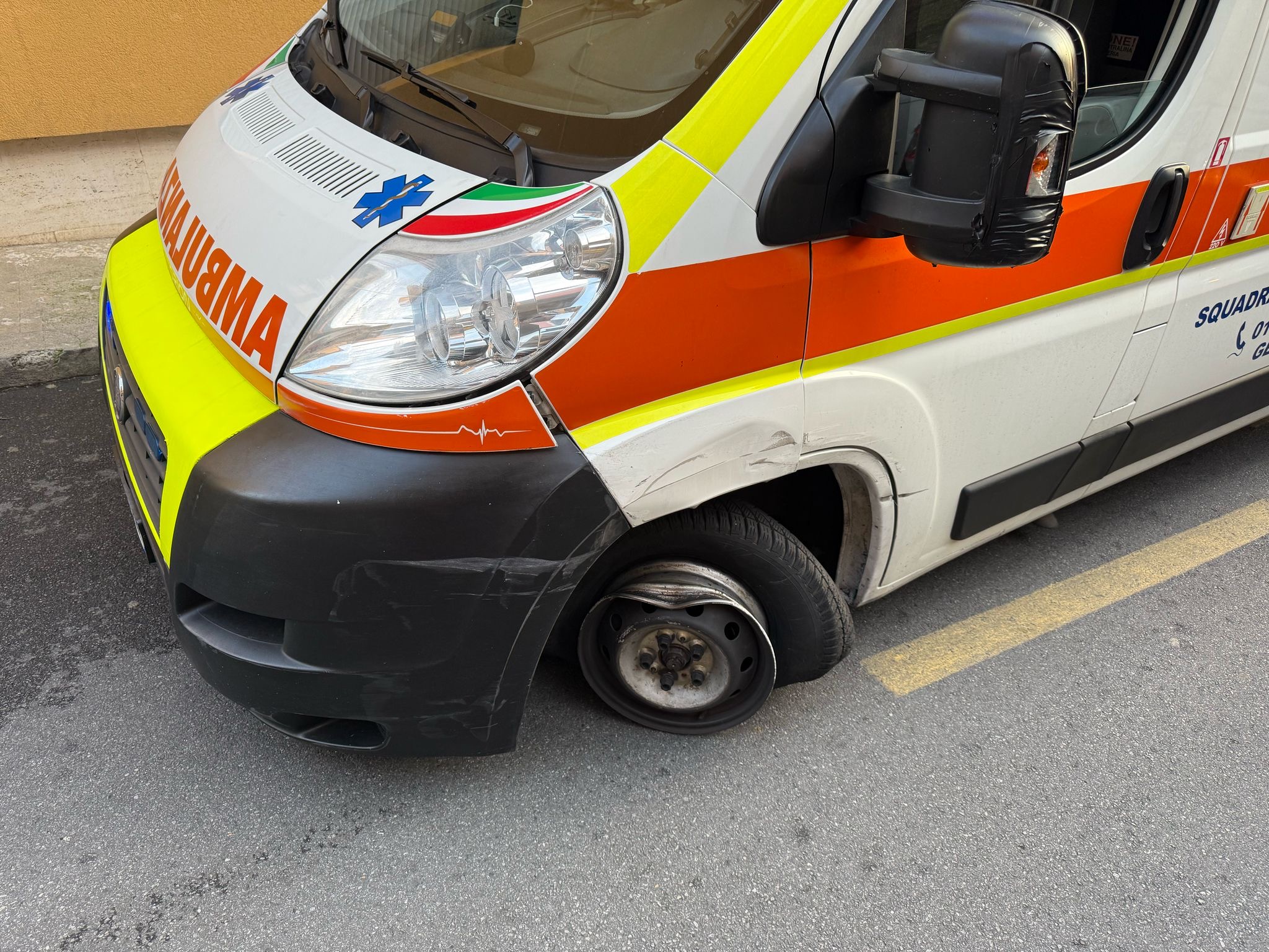 Incidente a San Fruttuoso, neopatentata scontra ambulanza 