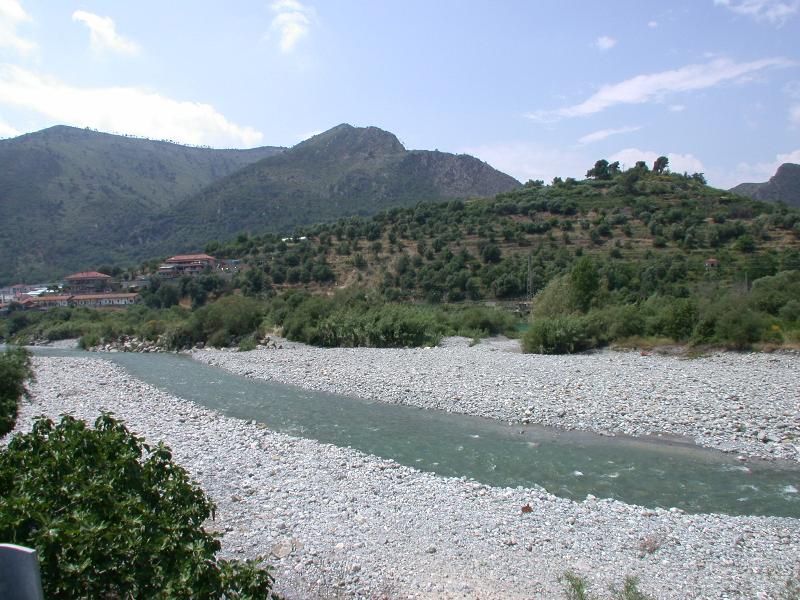 Migrante con la gola tagliata trovato morto nel greto del Roya