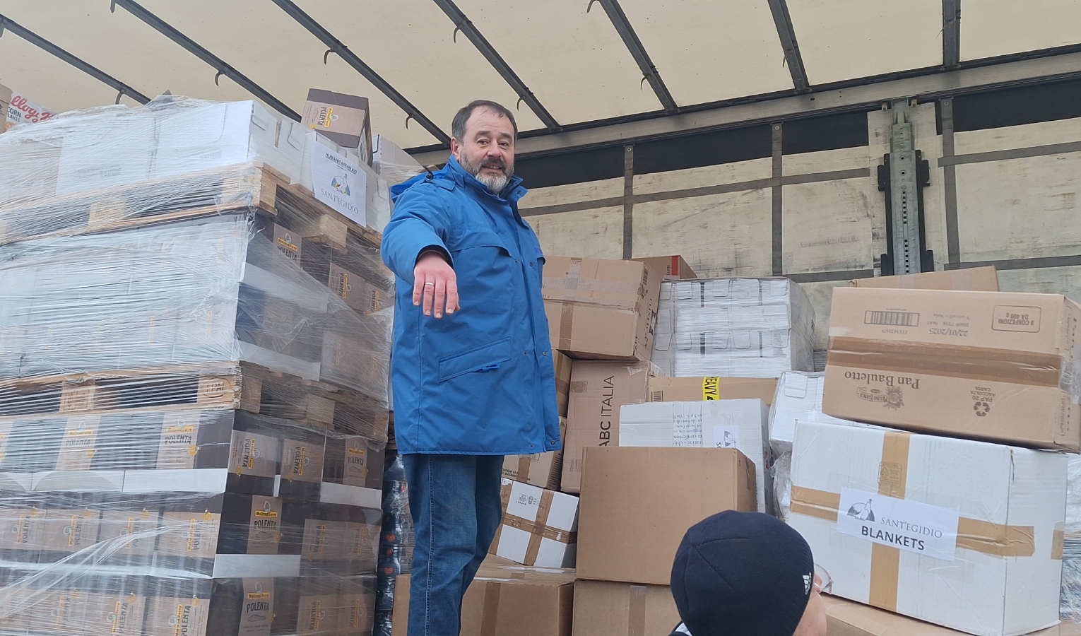 Uomo su camion tra scatole