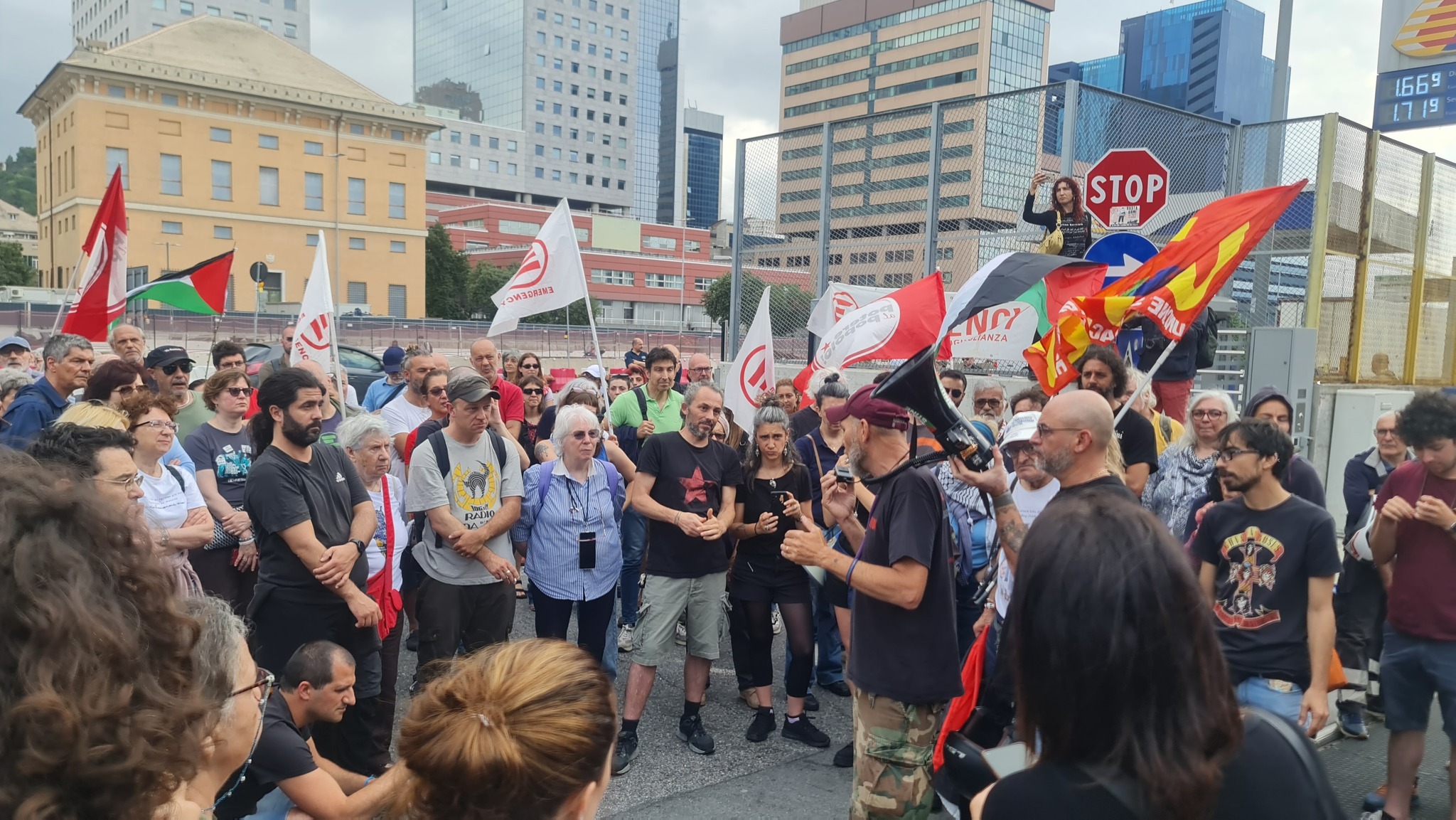 Foto dal profilo Facebook del presidente di Municipio Medio Ponente Fabio Ceraudo, presente alla protesta