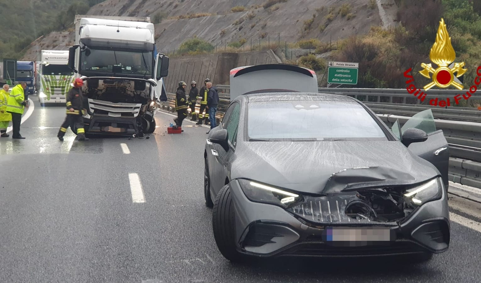 A10 riaperta dopo tamponamento auto-tir, ancora lunghe code