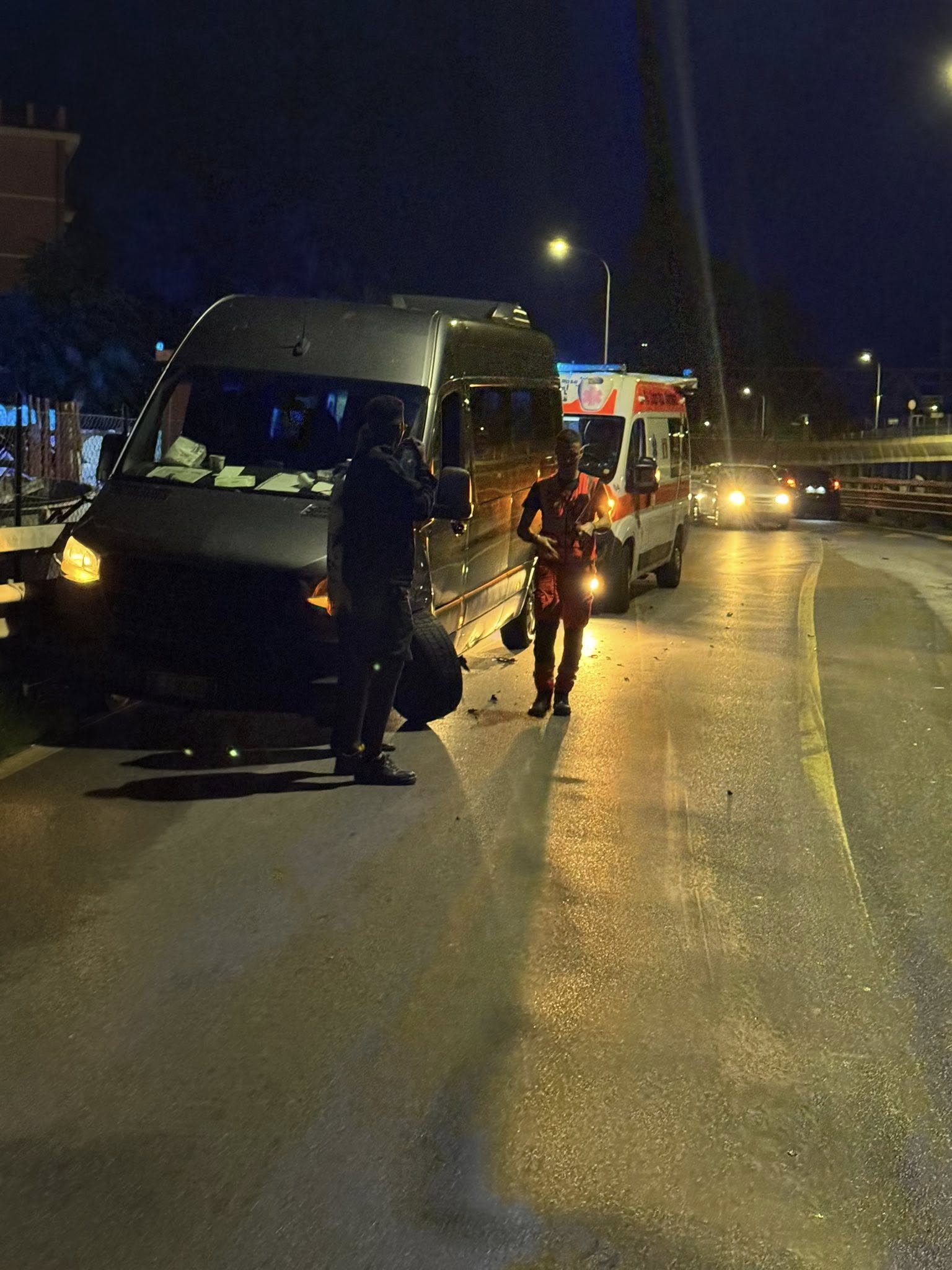Genova, camion perde olio: otto incidenti in un'ora