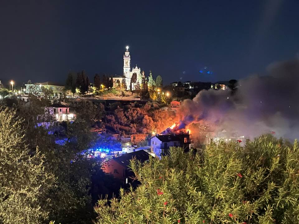 Palazzina distrutta dalle fiamme a Leivi, evacuate due famiglie