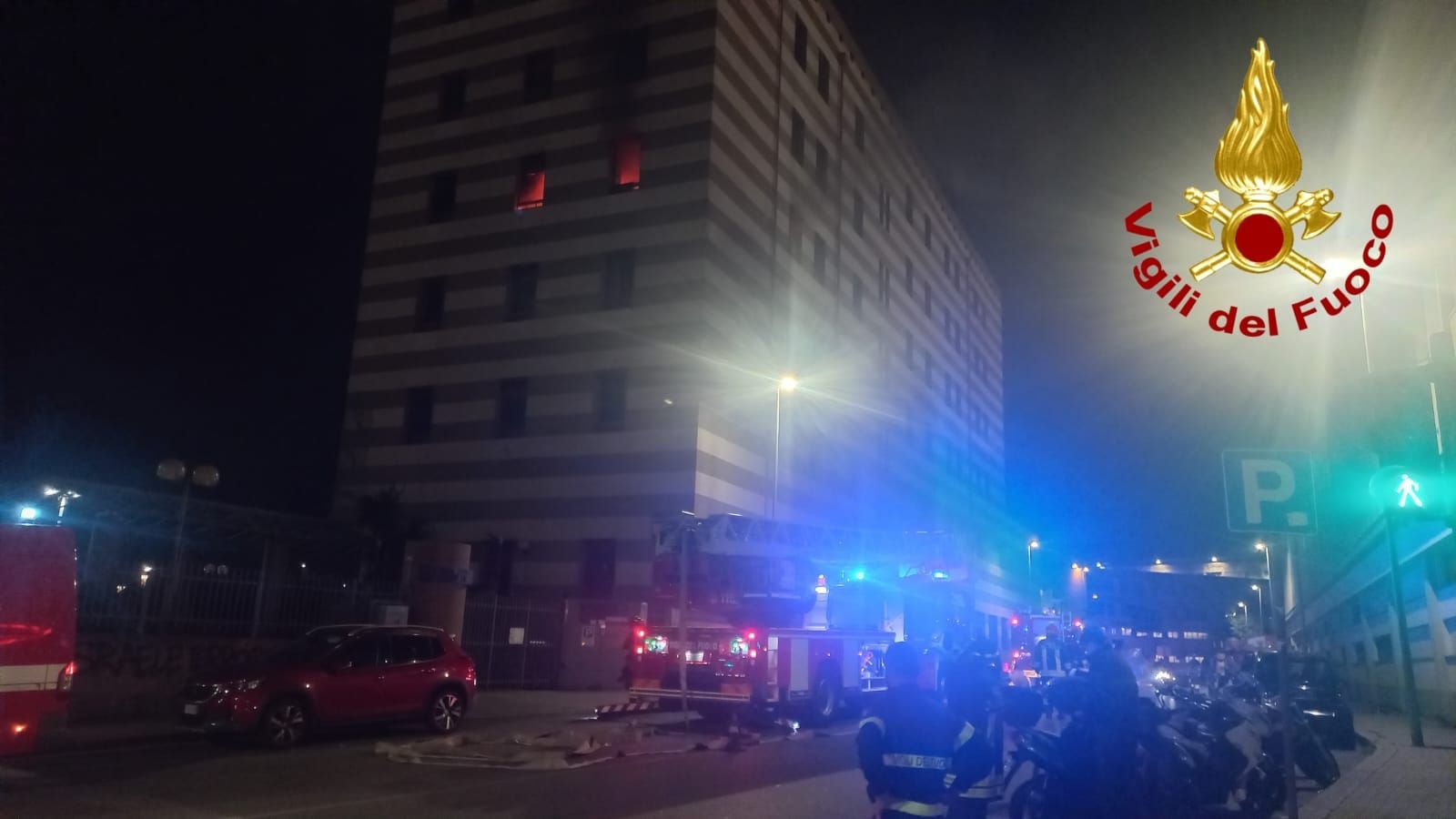 Fiamme nell'ex hotel di via Milano, i vigili del fuoco spengono l'incendio