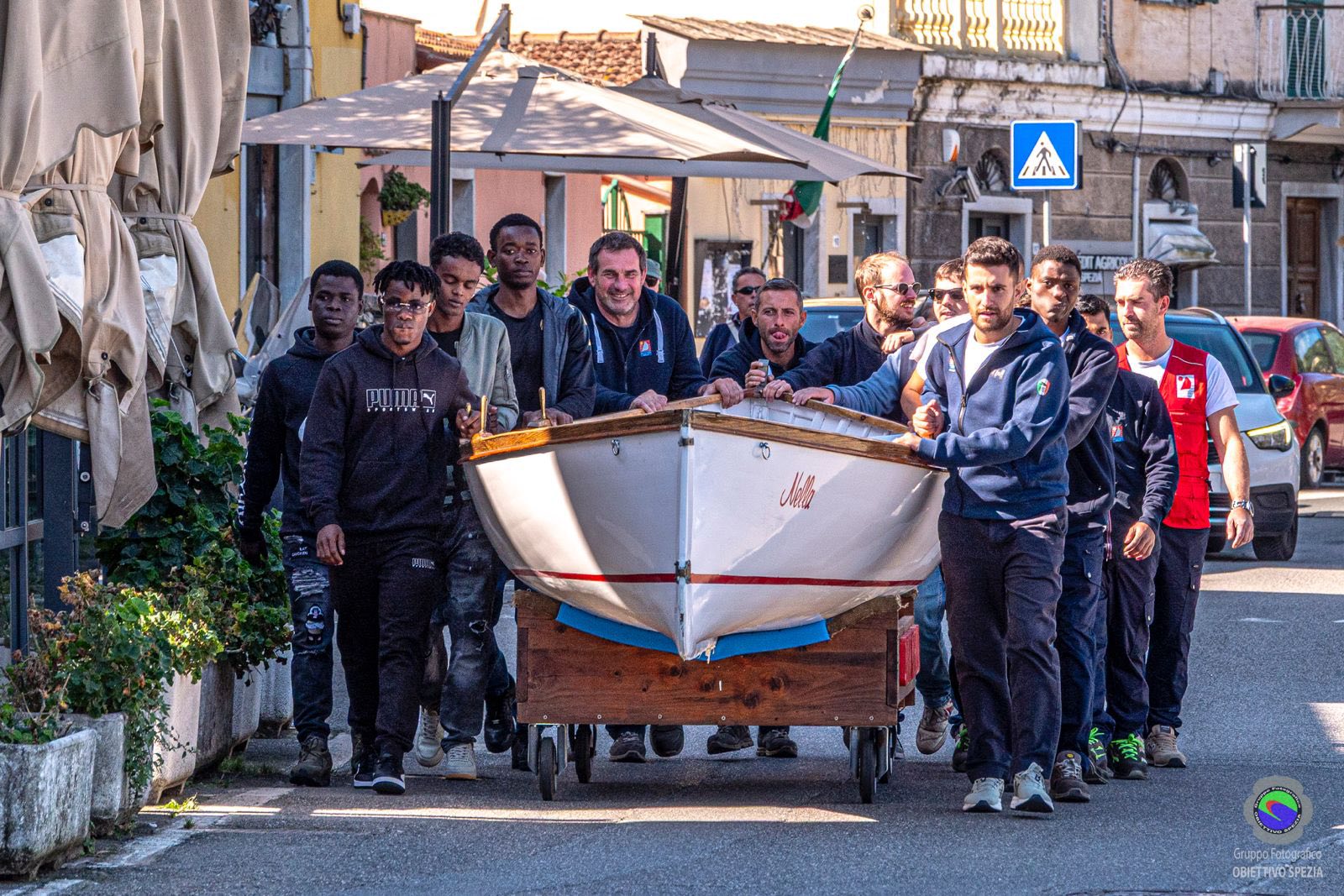 Un gruppo di migranti tiene viva la tradizione ligure e restaura un antico gozzo a Porto Venere