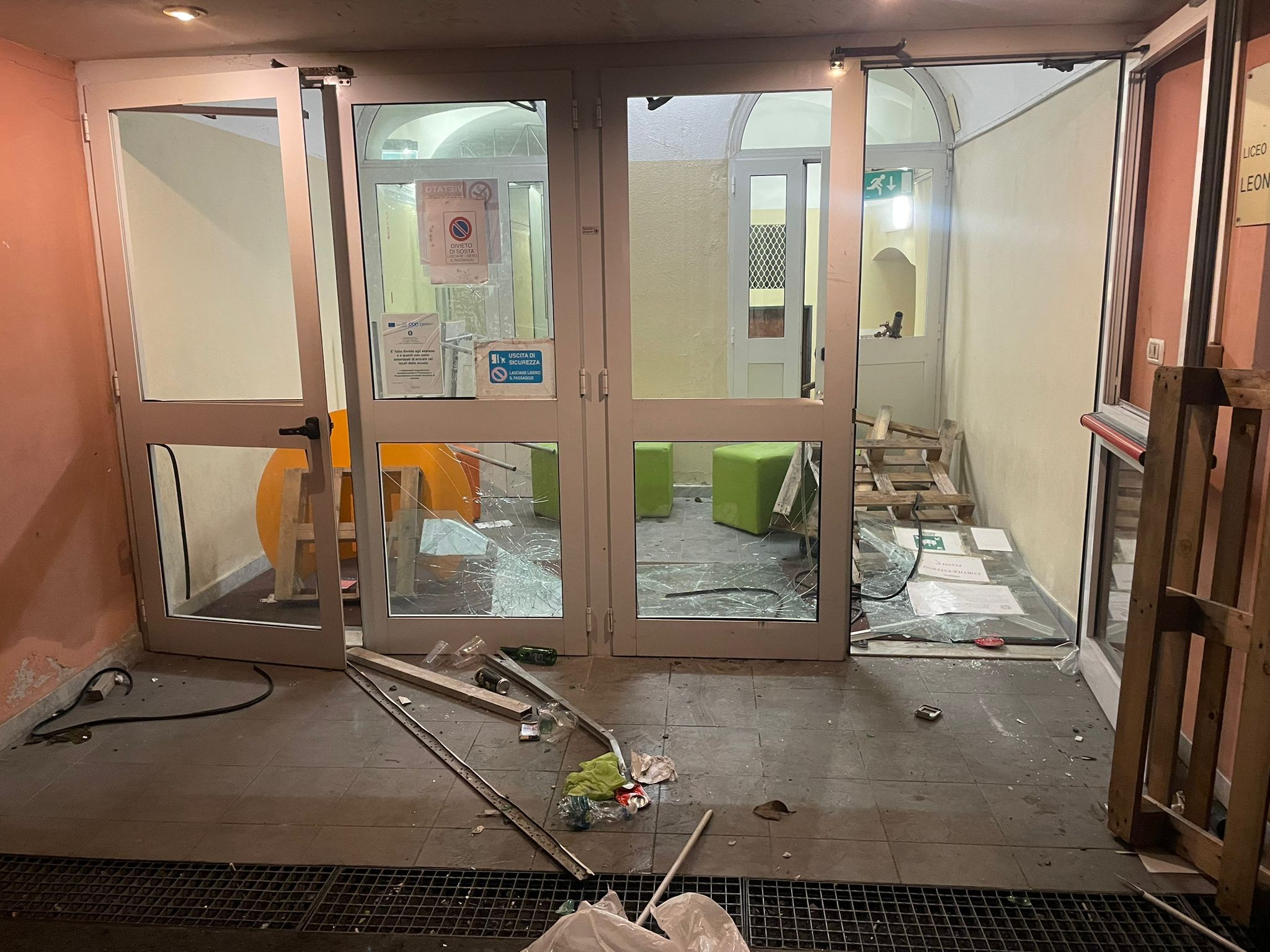 Gruppo armato di spranghe entra in un liceo occupato: scuola devastata