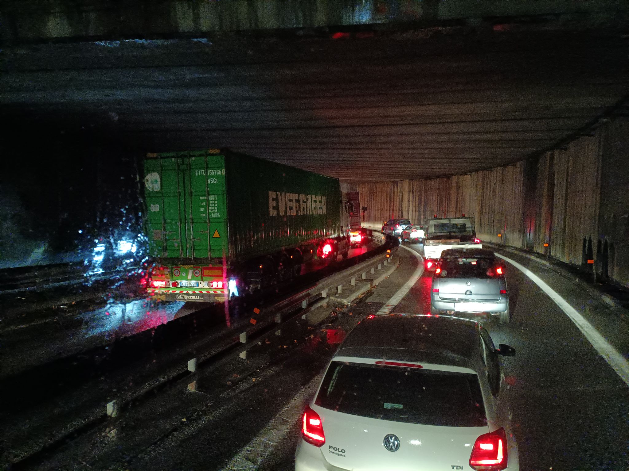 Vento forte su Genova, chiuso il Terminal Psa. Caos traffico al casello di Pra'