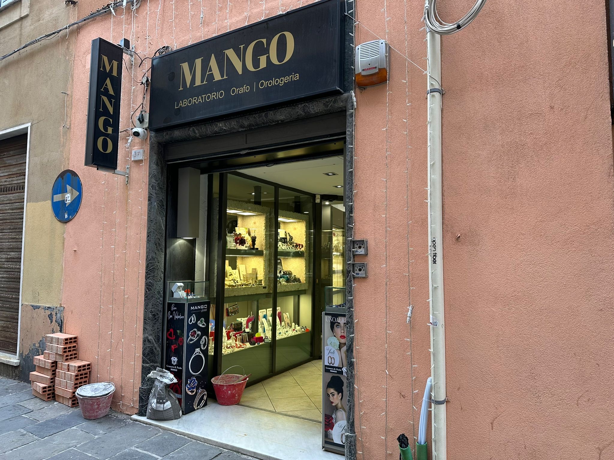 Banda del buco a Sampierdarena: forano il muro e rubano 300 mila euro di gioielli in pieno giorno