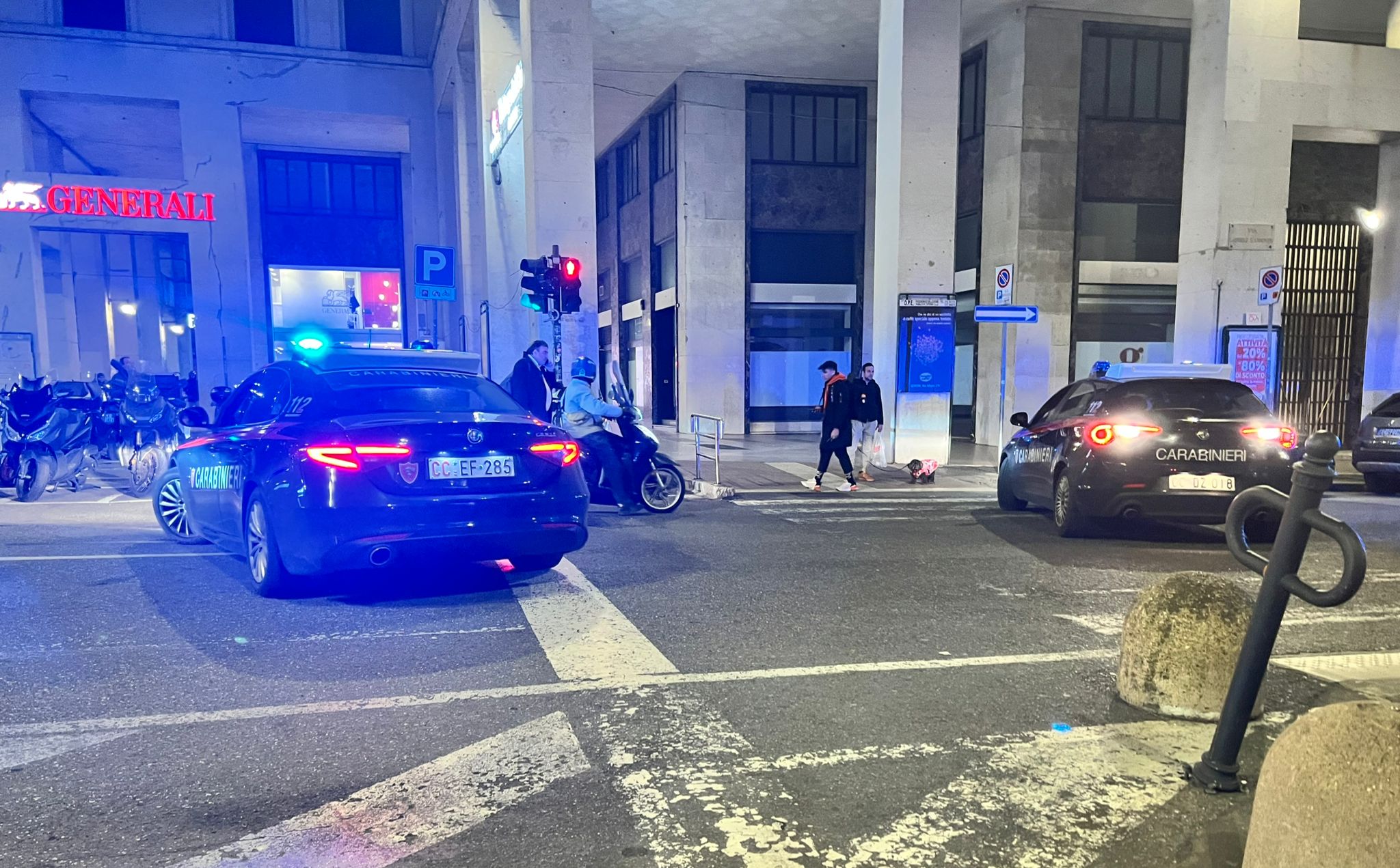  Si spoglia davanti a una ragazza in pieno centro e le mostra i genitali: arrestato