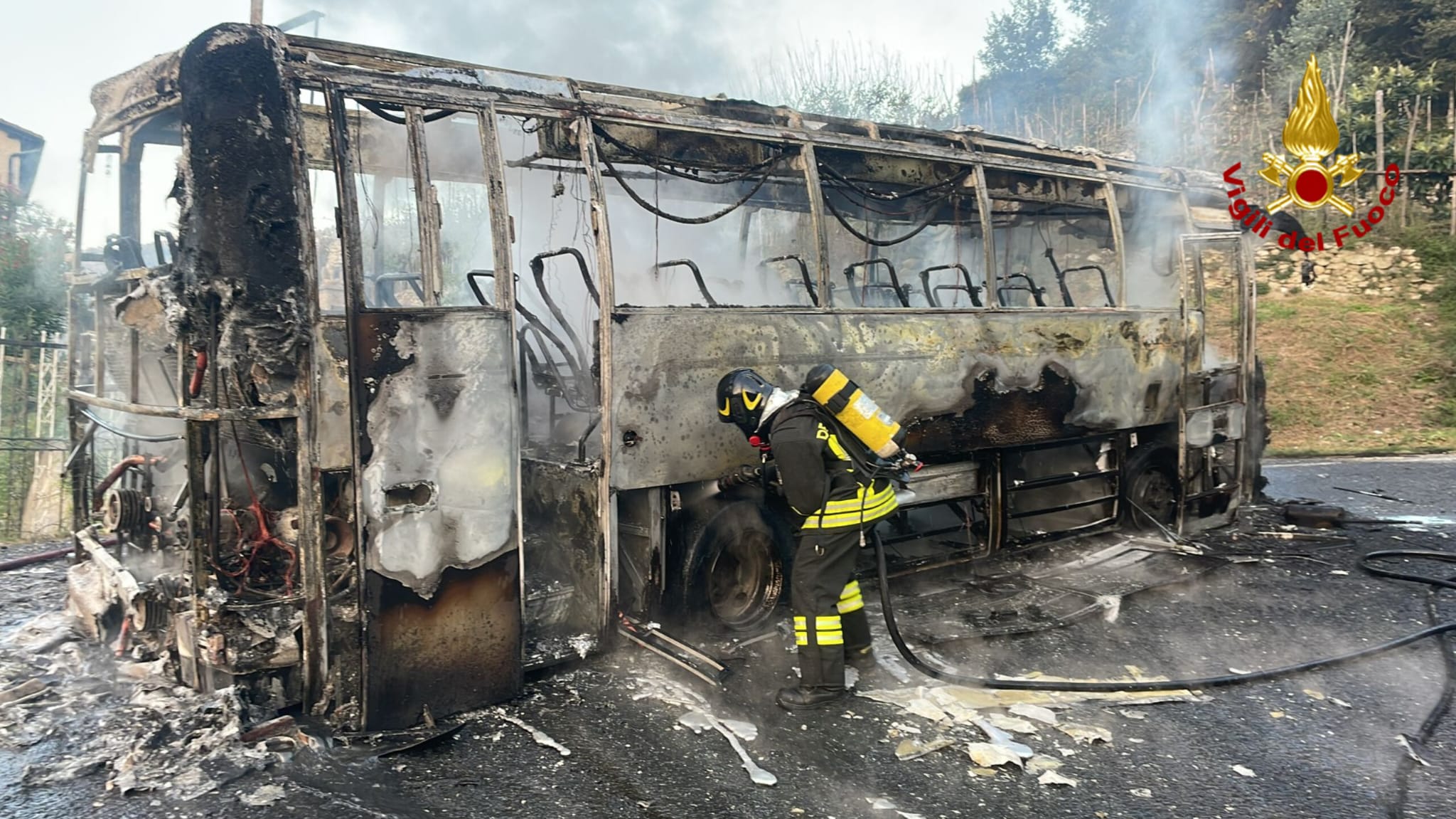 Paura nelle prime ore della mattina, autobus distrutto dalle fiamme