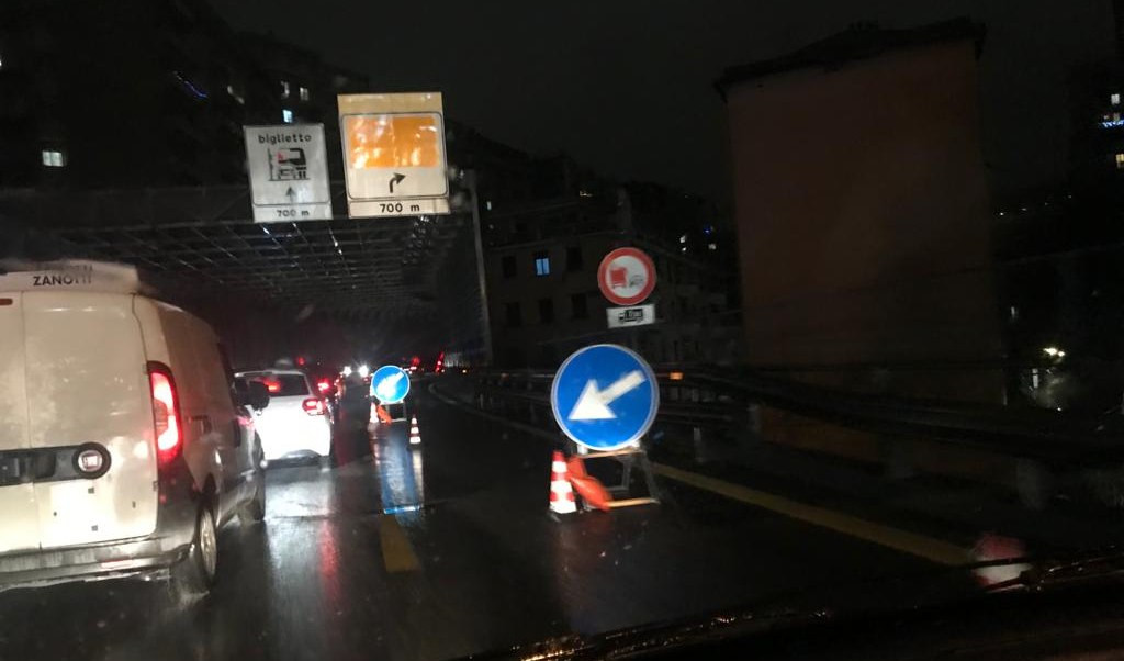 Il restringimento in entrata a Genova Ovest manda in tilt la città