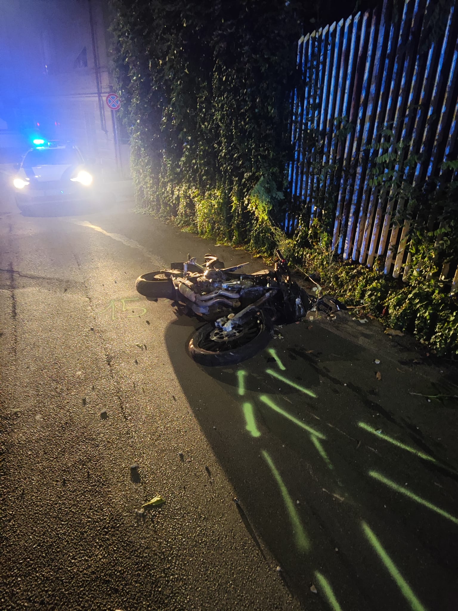 Si schianta in moto contro un muro a Cornigliano: grave 21enne